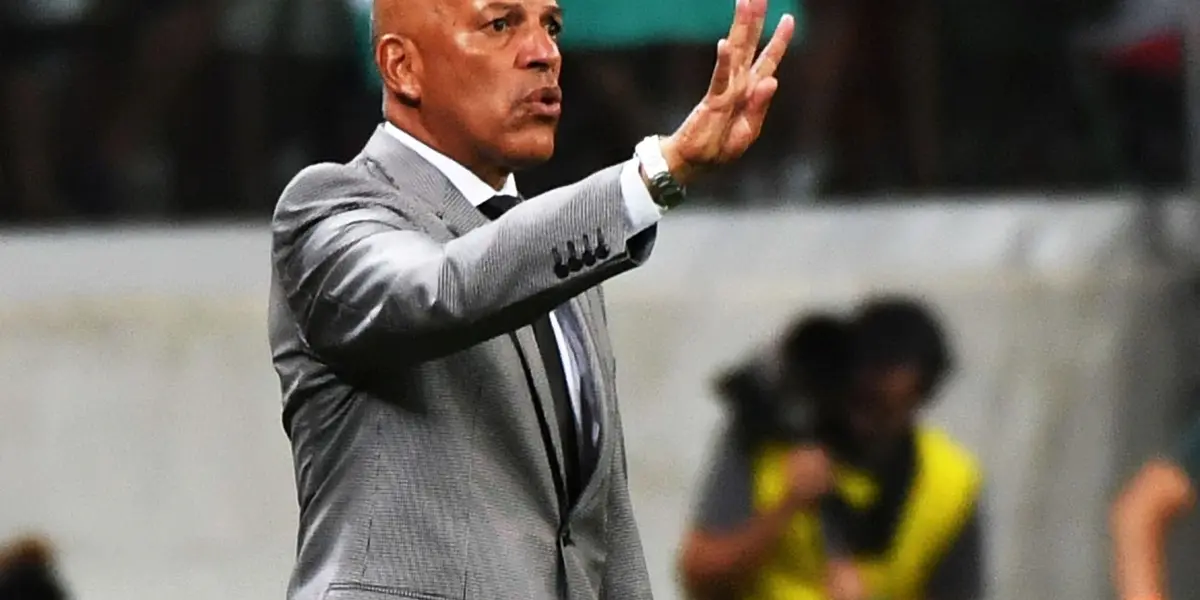 El entrenador de Sporting Cristal es uno de los favoritos para llegar a dirigir la selección boliviana