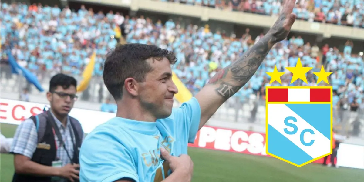 Gabriel Costa saludando a los hinchas de Sporting Cristal