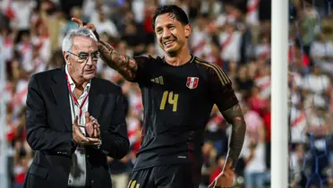 Gianluca Lapadula señalando y Jorge Fossati aplaudiendo (Foto: Selección Peruana) 