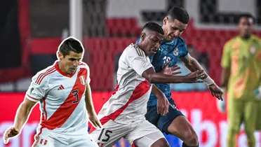 Miguel Araujo jugando ante Paraguay y Aldo Corzo en Perú (Foto: Selección Peruana) 