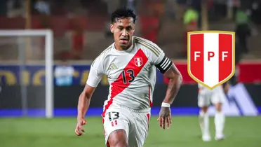 Renato Tapia corriendo en el duelo Perú vs Paraguay