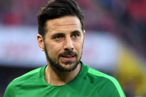 Claudio Pizarro podría seguir ligado al fútbol mundial gracias a este trabajo que le ofrecen en Alemania