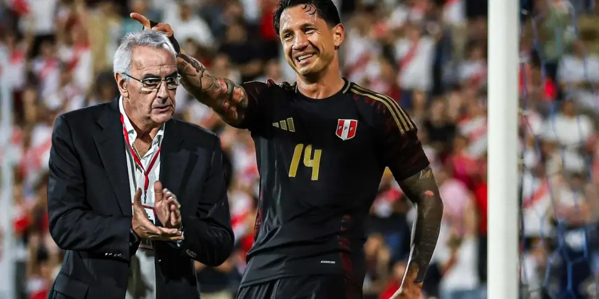 Gianluca Lapadula señalando y Jorge Fossati aplaudiendo (Foto: Selección Peruana) 