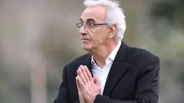 Jorge Fossati con las manos juntas (Foto: El Telégrafo) 