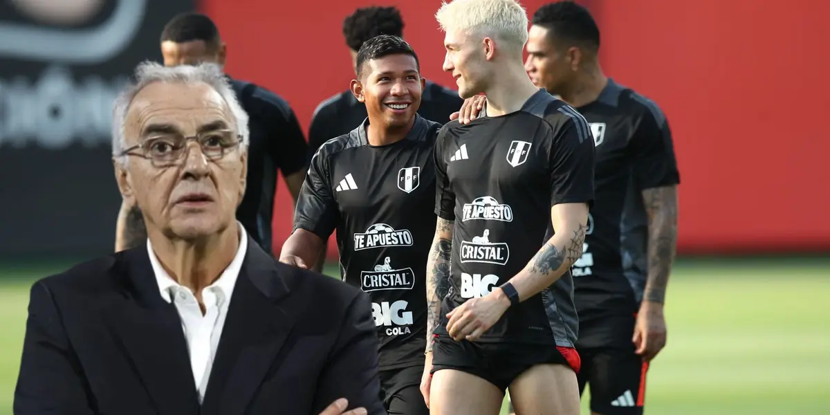 Jorge Fossati observando a Edison Flores, Oliver Sonne y Anderson Santamaría en Videna