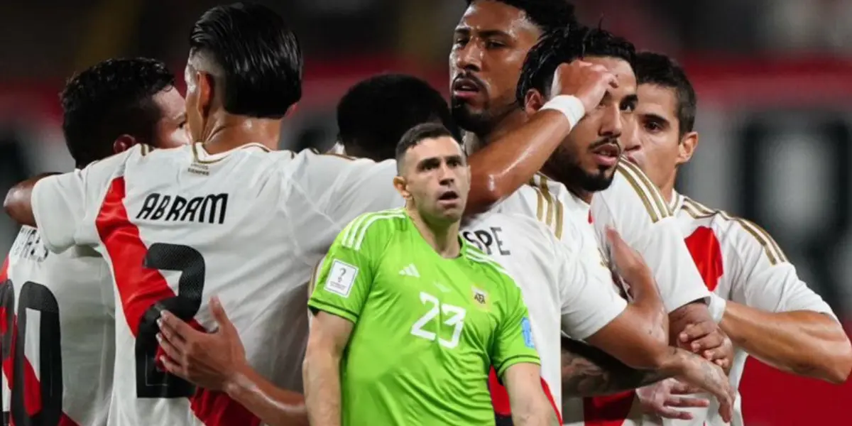 La Selección Peruana festejando, al lado el 'Dibu' Martínez. FOTO: Fútbol Peruano 