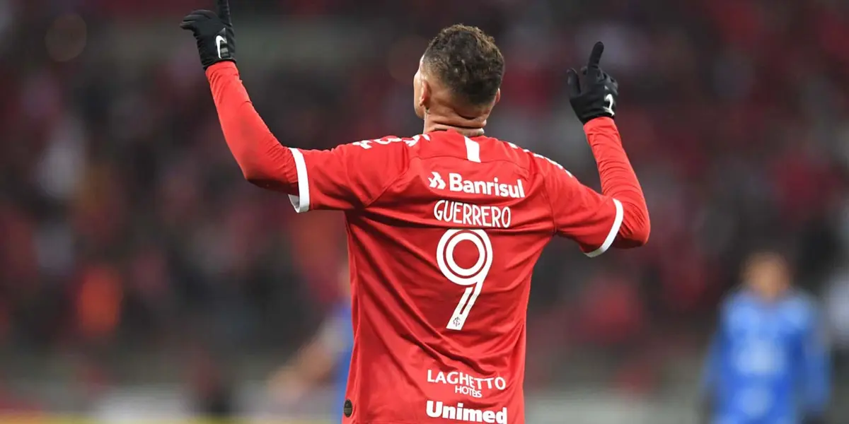 Paolo Guerrero con la 9 del Inter de Porto Alegre (Foto: La Razón)