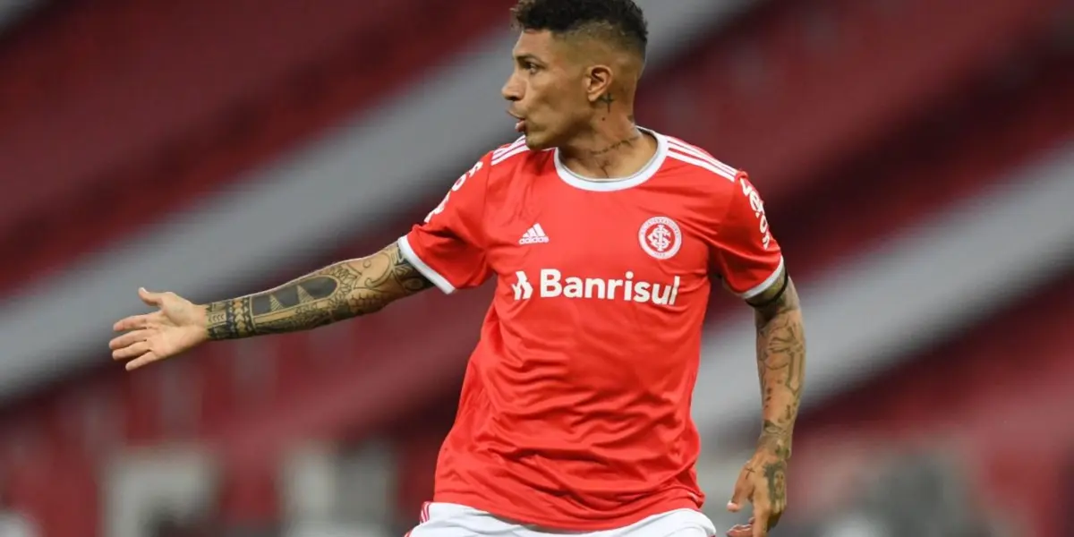 Paolo Guerrero jugando con la camiseta del Inter de Porto Alegre de Brasil. (Foto: Infobae)