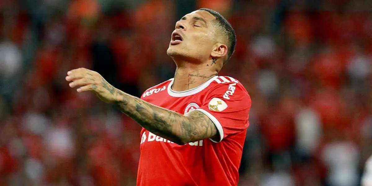 Paolo Guerrero jugando con la camiseta del Inter de Porto Alegre de Brasil. (Foto: Infobae)