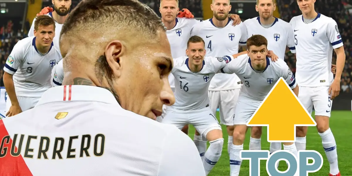 Paolo Guerrero viendo de reojo y la Selección de Finlandia