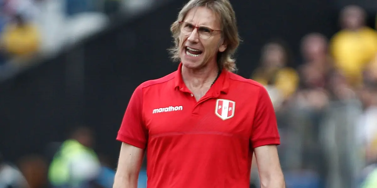 Ricardo Gareca dirigiendo con la camiseta de la Selección de Perú. (Foto: Infobae)