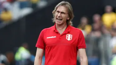 Ricardo Gareca dirigiendo con la camiseta de la Selección de Perú. (Foto: Infobae)