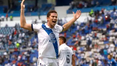 Santiago Ormeño con la camiseta del Puebla de México. (Foto: Milenio)